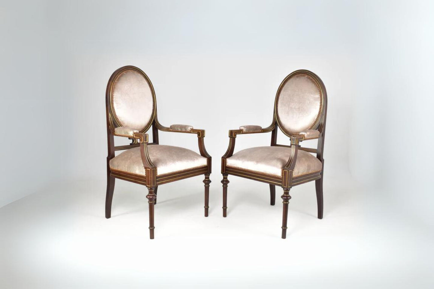 Paire de fauteuils Louis XVI français des années 1960