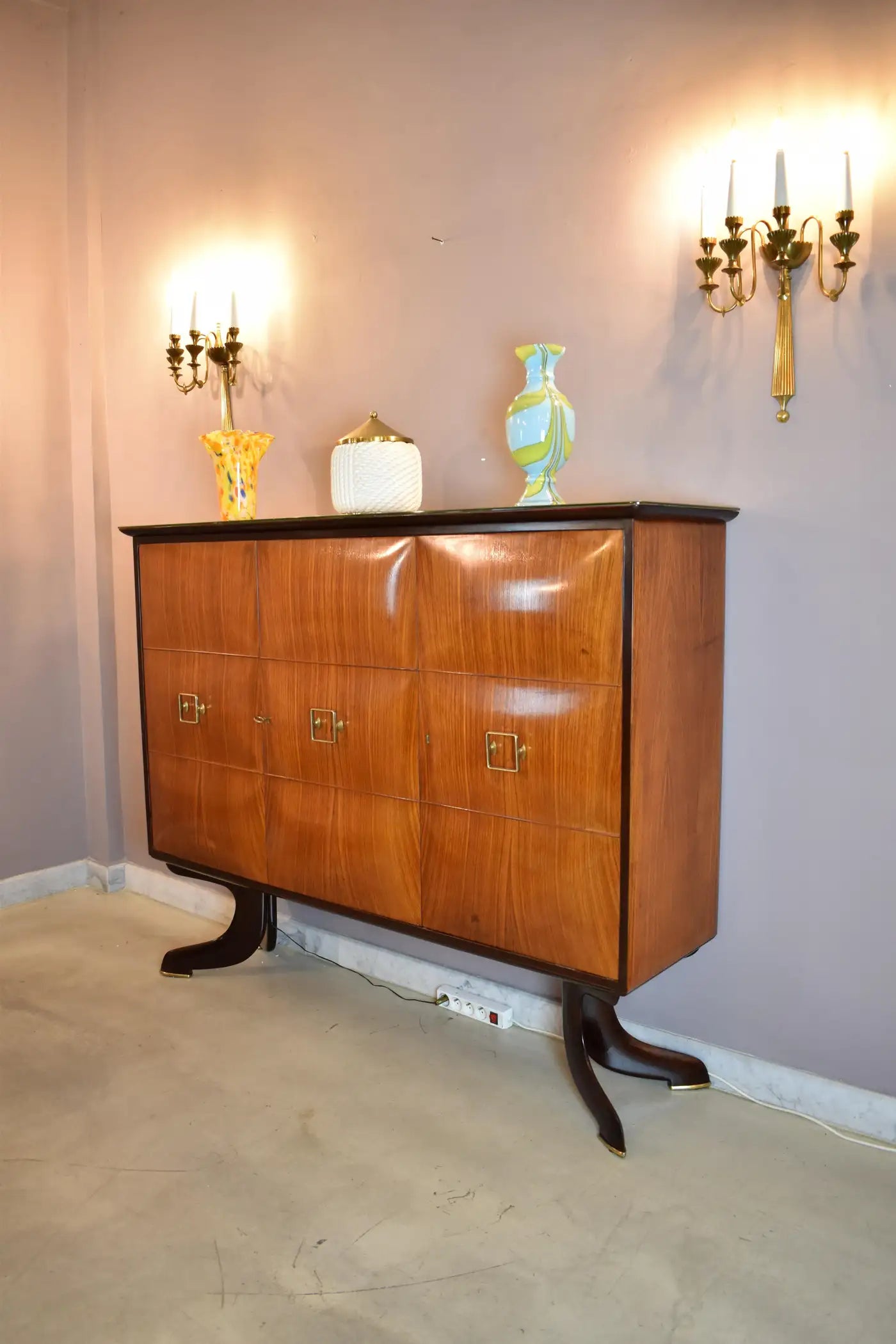 Italian Mid-Century Bar Cabinet in Walnut and Brass, Attributed to Paolo Buffa