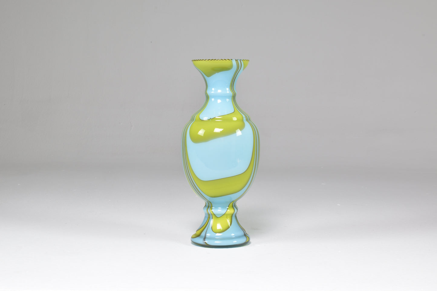 Vase en verre soufflé à la main italien des années 1960